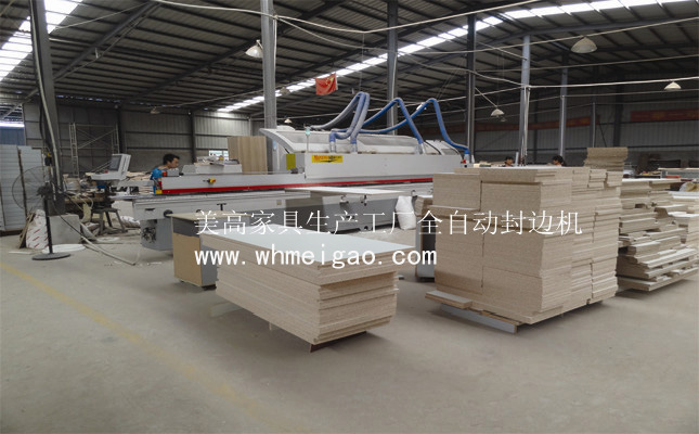 [封邊]<a href='http://140alamosq.com' class='keys' title='點(diǎn)擊查看關(guān)于美高家具的相關(guān)信息' target='_blank'>美高家具</a>采用的是進(jìn)口全自動(dòng)封邊機(jī)， 封邊修邊完美
